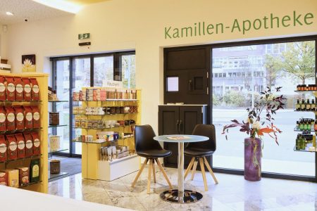 Die Kamillen-Apotheke in Treffling